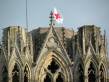  drapeau de la croix rouge au somment de la cathédrale